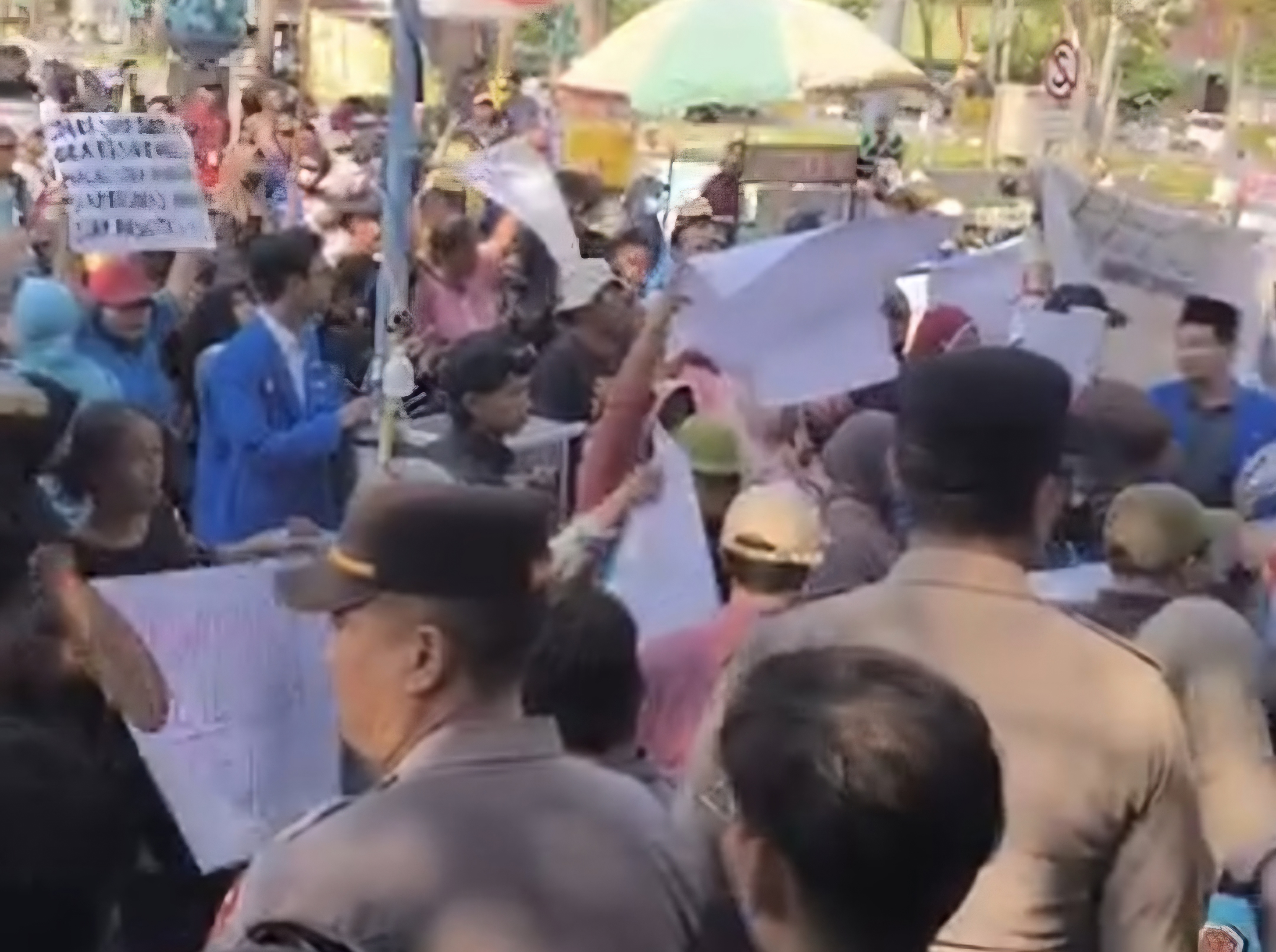 Tuntut Kembali Ke Alon Alon, Ratusan Pedagang dan Mahasiswa Menggelar Aksi Unjuk Rasa
