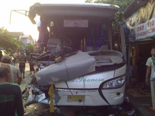Truk Vs Bus, 8 Orang Rombongan Ziarah Luka-luka, Pengemudi Tewas