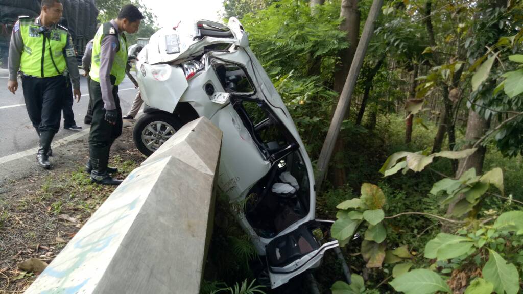 Diseruduk Bus Sinar Mandiri, Mobil Rombongan Dokter Nyungsep