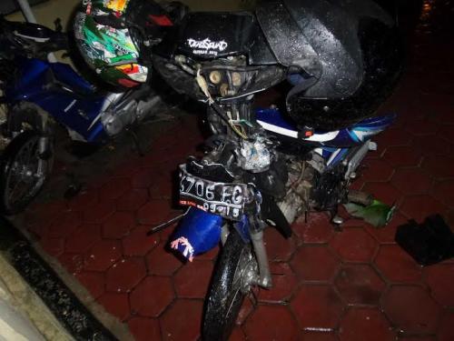 Motor Oleng, Mahasiswa Tewas Tabrak Mini Bus