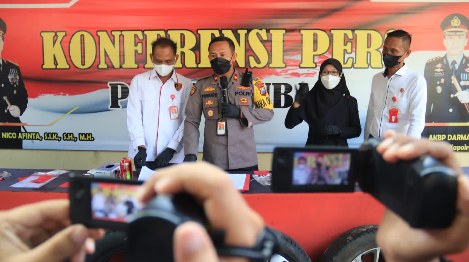 Pelaku Pencurian Ban Mobil Yang Marak, Akhirnya Tertangkap. Pelaku Hanya Butuh Waktu 2 Menit Untuk Melepas Satu Ban