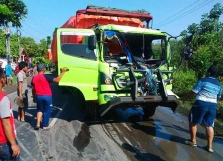 Akibat Ngantuk, Truk Gandeng Sruduk Tronton