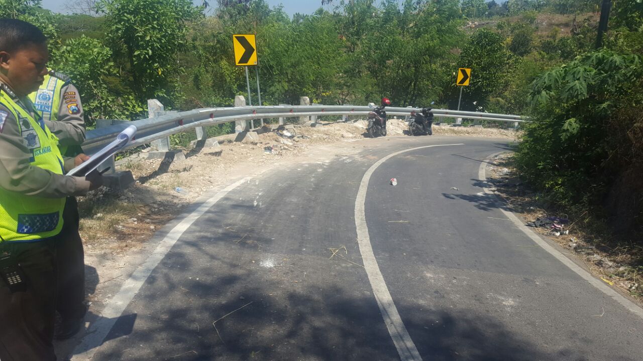 Pickup Terbalik, 3 Tewas 2 Luka