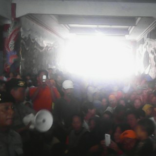 Acara Rebutan Klenteng Kwan Sing Bio Dipadati Warga