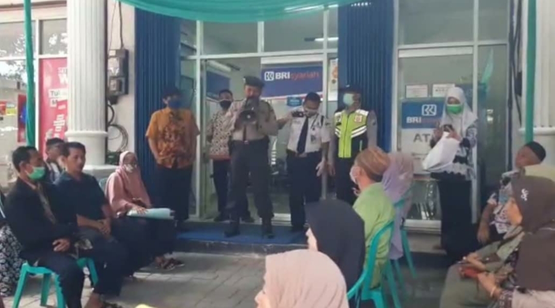 Tidak Menjaga Physical Distancing, Polsek Tuban Bubarkan Kerumunan Depan Kantor Bank