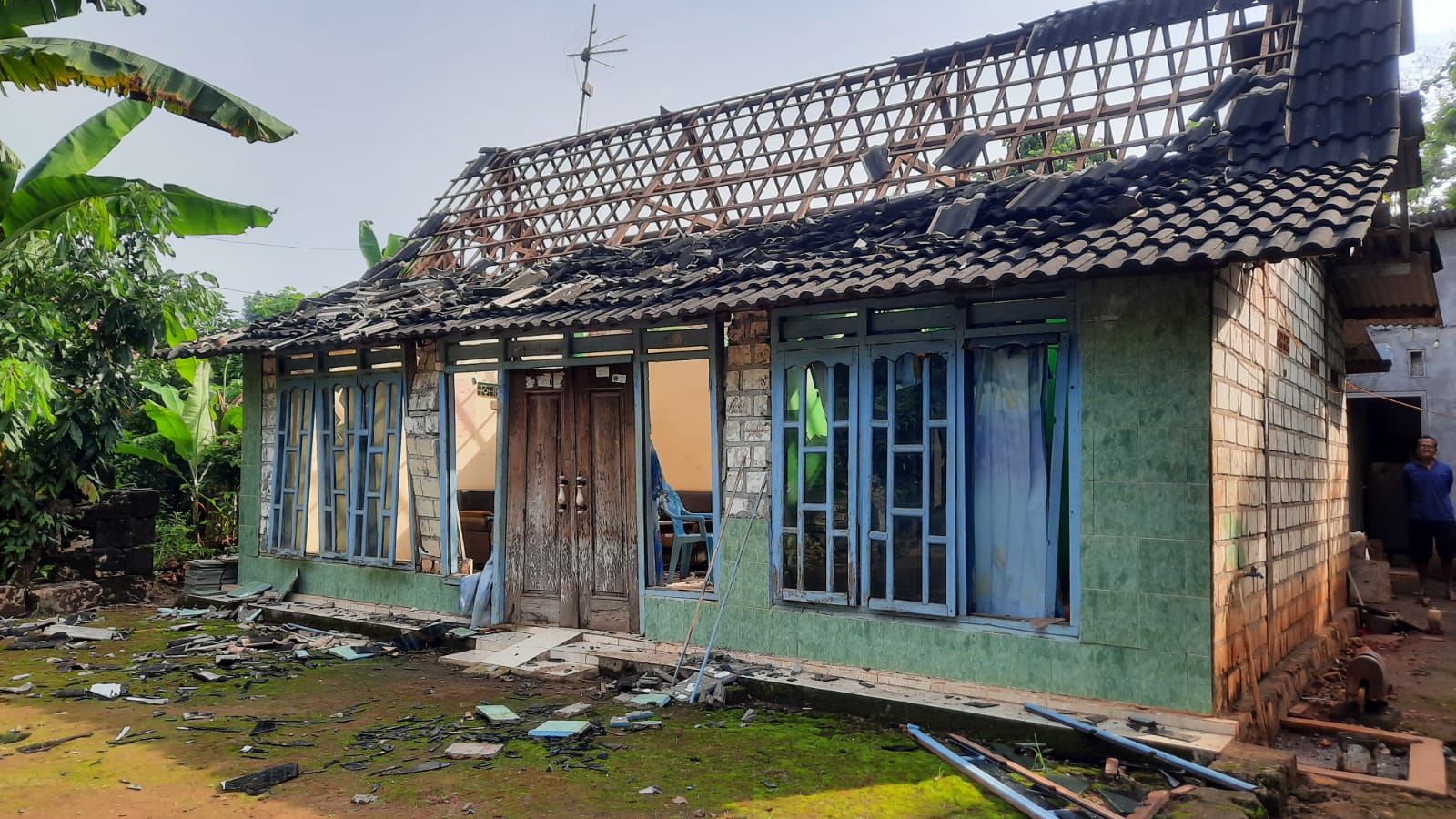 Tersambar Petir, Rumah Di Merakurak Tuban Rusak Parah